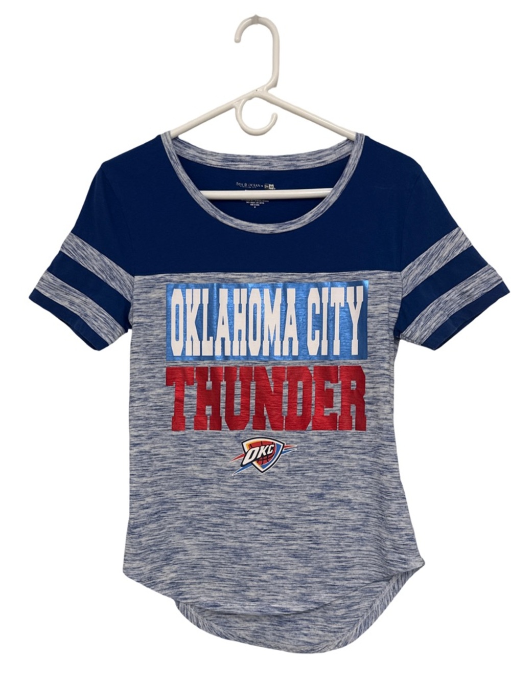 Oklahoma City Thunder Graphic Short Sleeve Fitted Shirt Women’s Medium Blue